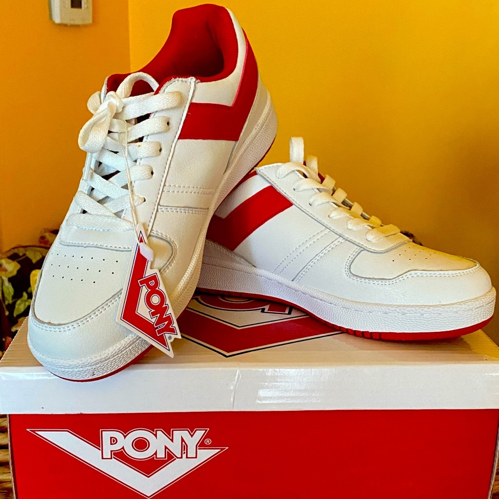 New in box women’s leather sneakers, size 7M